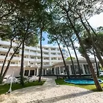 Atrium Deluxe 4* غوليم