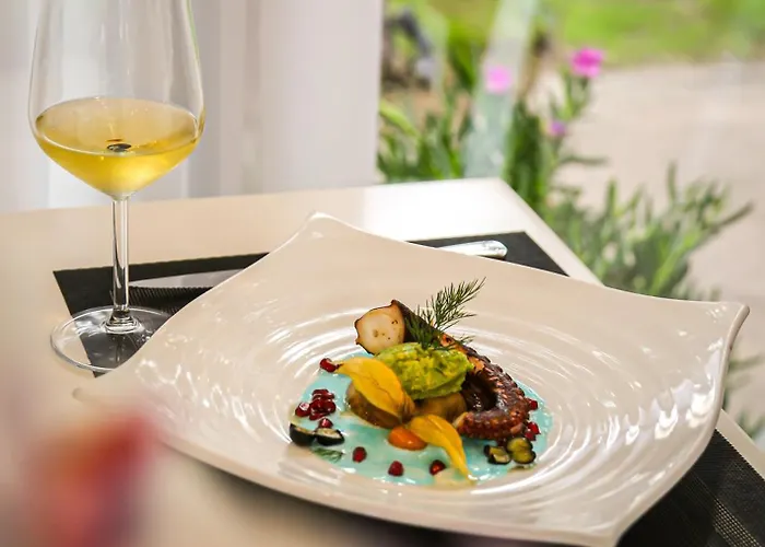 Atrium Deluxe 4* Голем